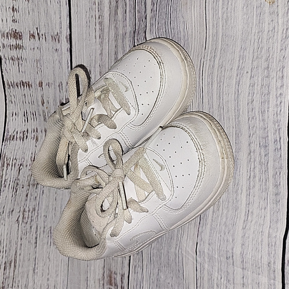 🌟 White nikes